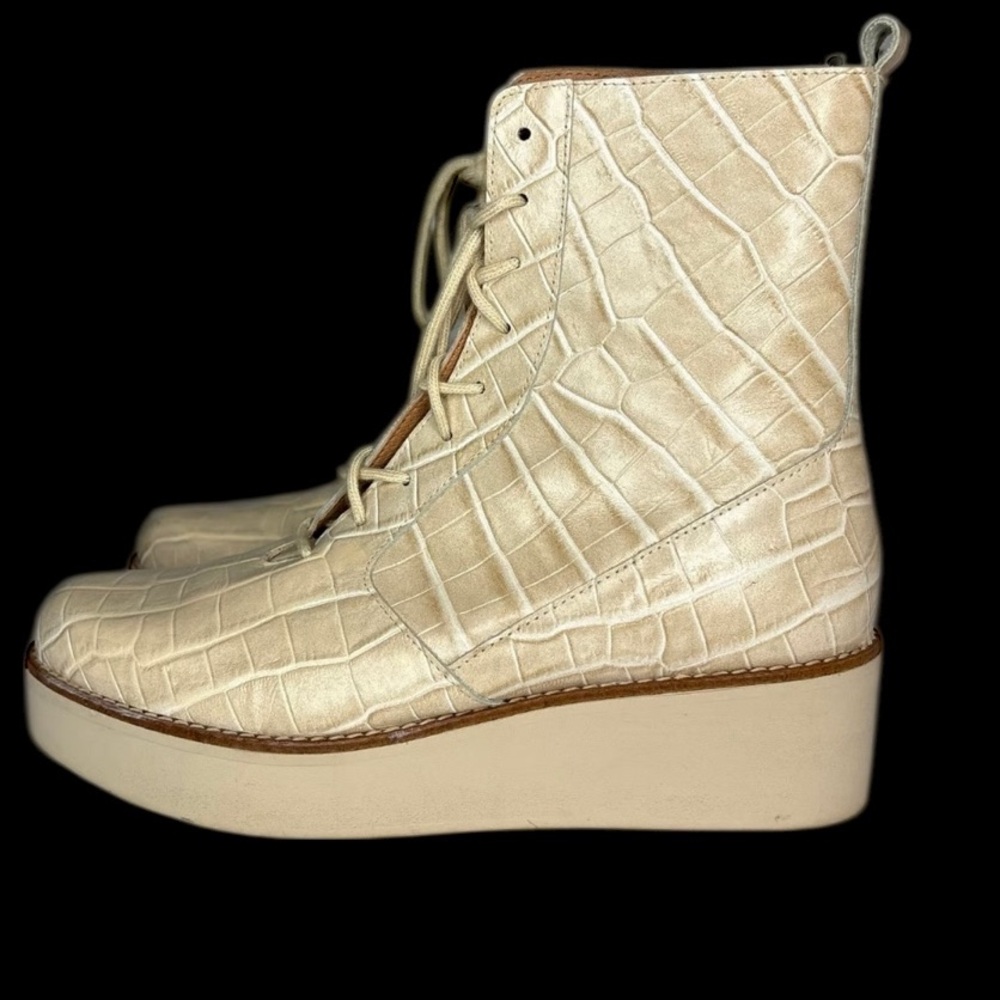 Anthropologie Stompy Lace Up Creme Alligator Print Platform Boot Sz 7US/EU38 EUC